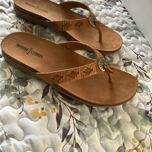 Minnetonka Women's Brown Thong Sandals